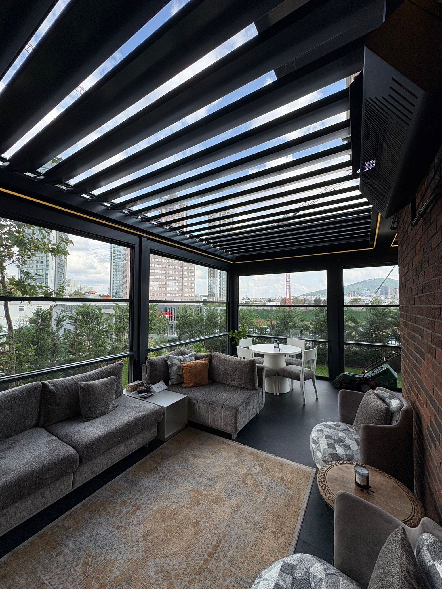 Rolling Roof Premium · Penthouse